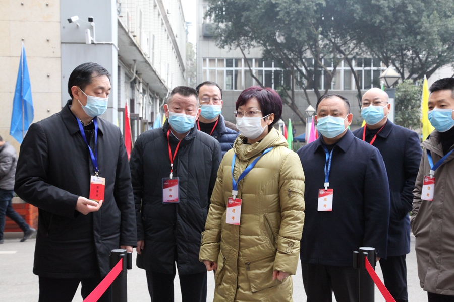 南充市人民政府副市长欧阳梅（中）B体育(中国)一站式服务平台开放大学党委书记杨俊辉（左一）到我校考察期末考试及疫情防控工作